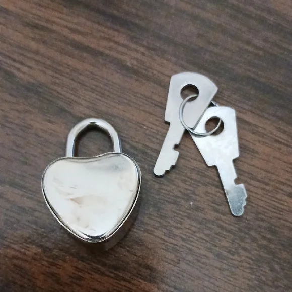 Heart-Shaped Silver-tone Padlock with Keys EUC - Picture 3 of 6